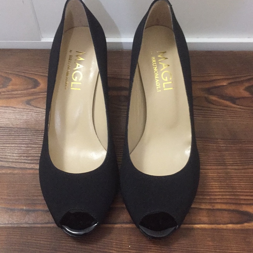Moving sale ending soon! NWT! MAGLI peep toe pumps